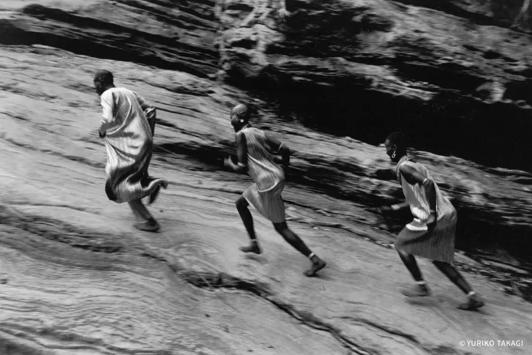 25年前,一个日本人带着天价衣服到中国,给西北人拍了一批硬照