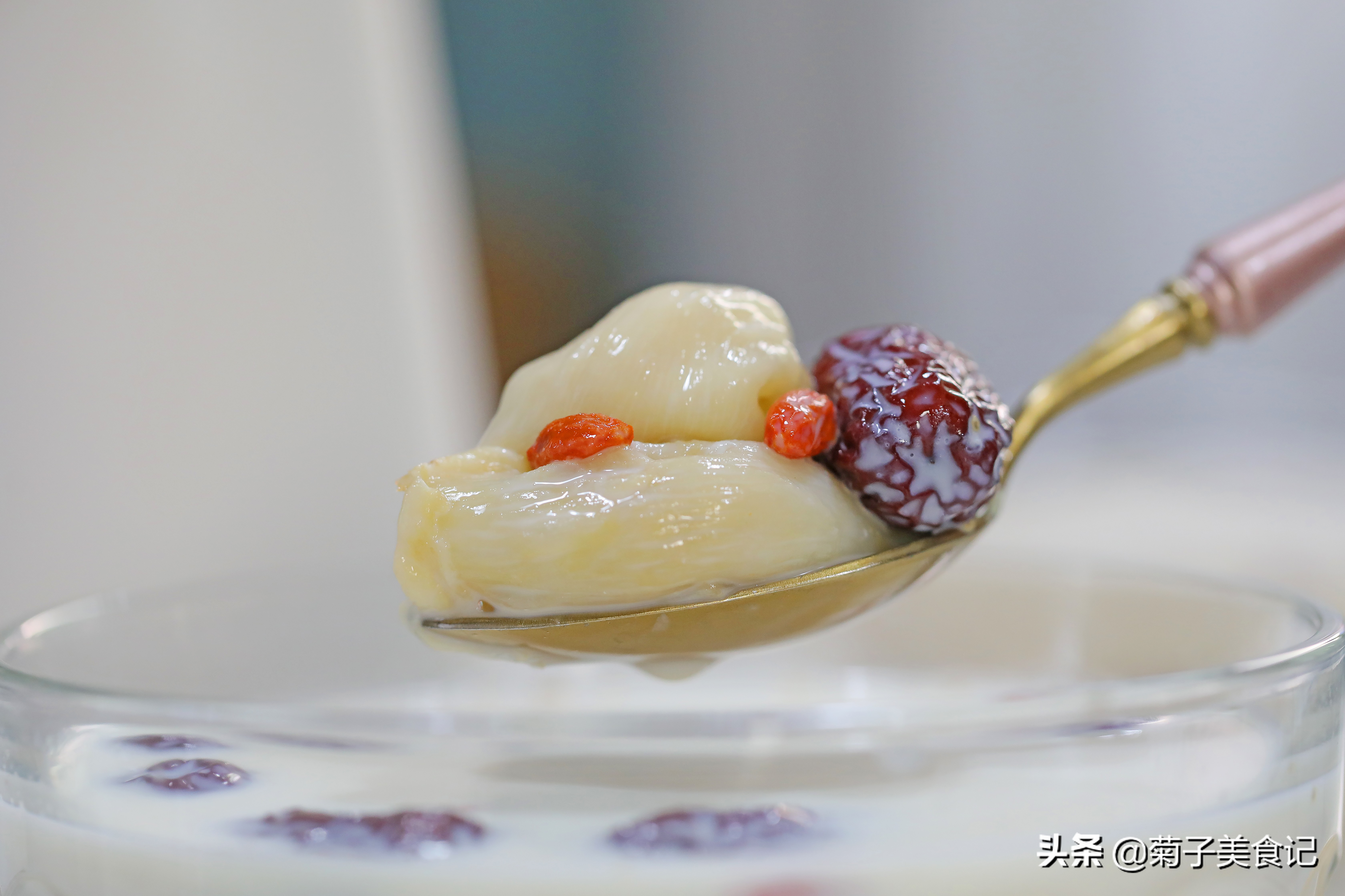 三月女人节带你制作几款美颜甜品,做个美味的花胶炖牛奶