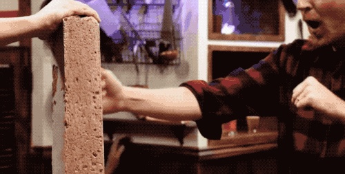 电影里用啤酒瓶“爆头”，是真的玻璃瓶吗？