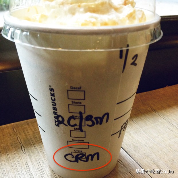 星巴克杯子上的图标红色,星巴克杯子上写的字母代表法