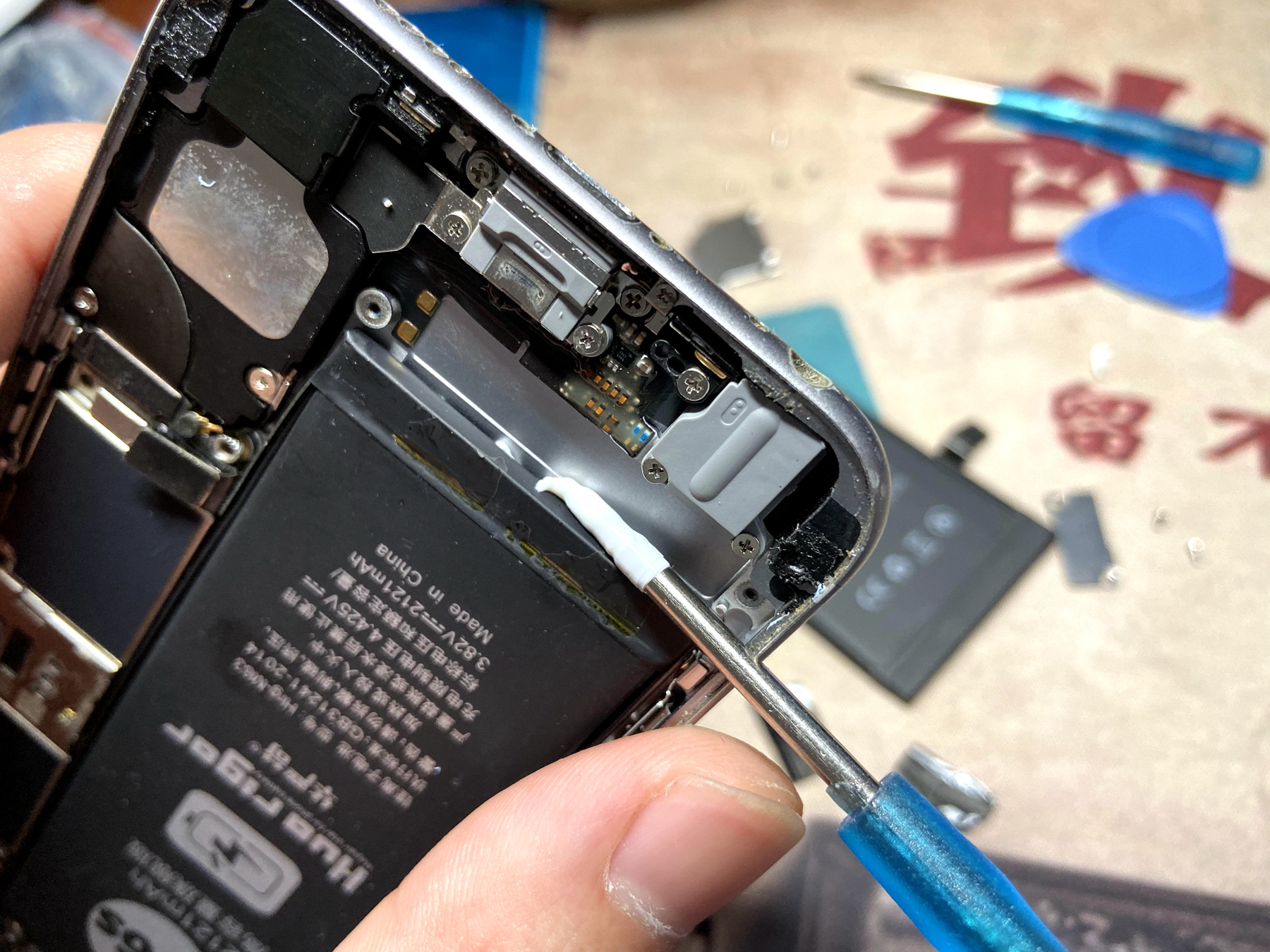 今天给2年717次电池循环次数的苹果6s动了个手术,纯干货多细节）