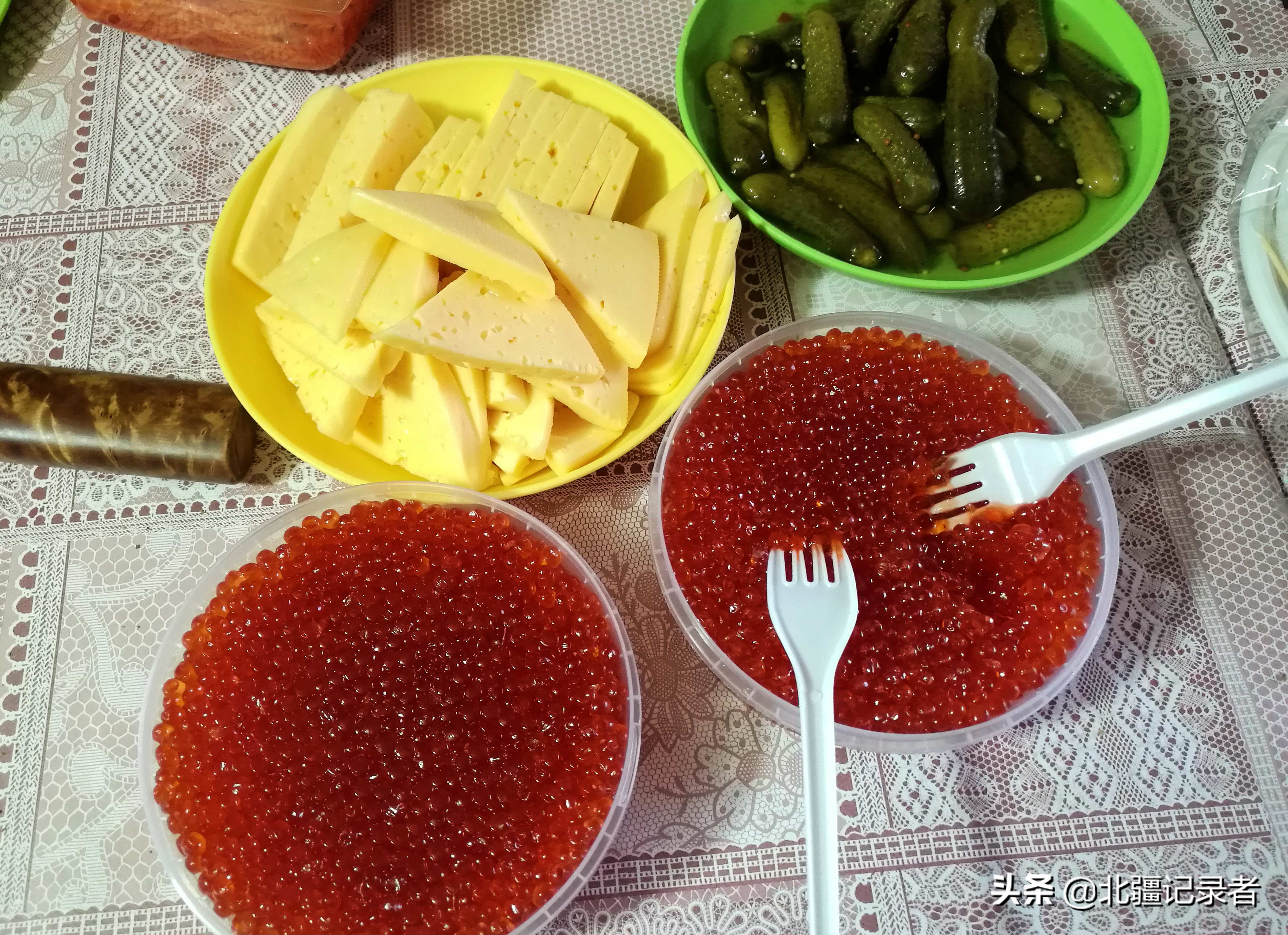 俄罗斯大叔用这些食材招待中国好朋友，中国大叔有话说