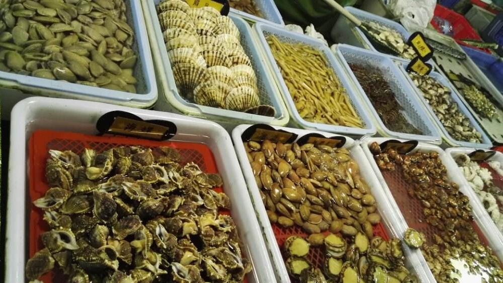 与澳门隔江相望,离澳门最近的海鲜加工市场