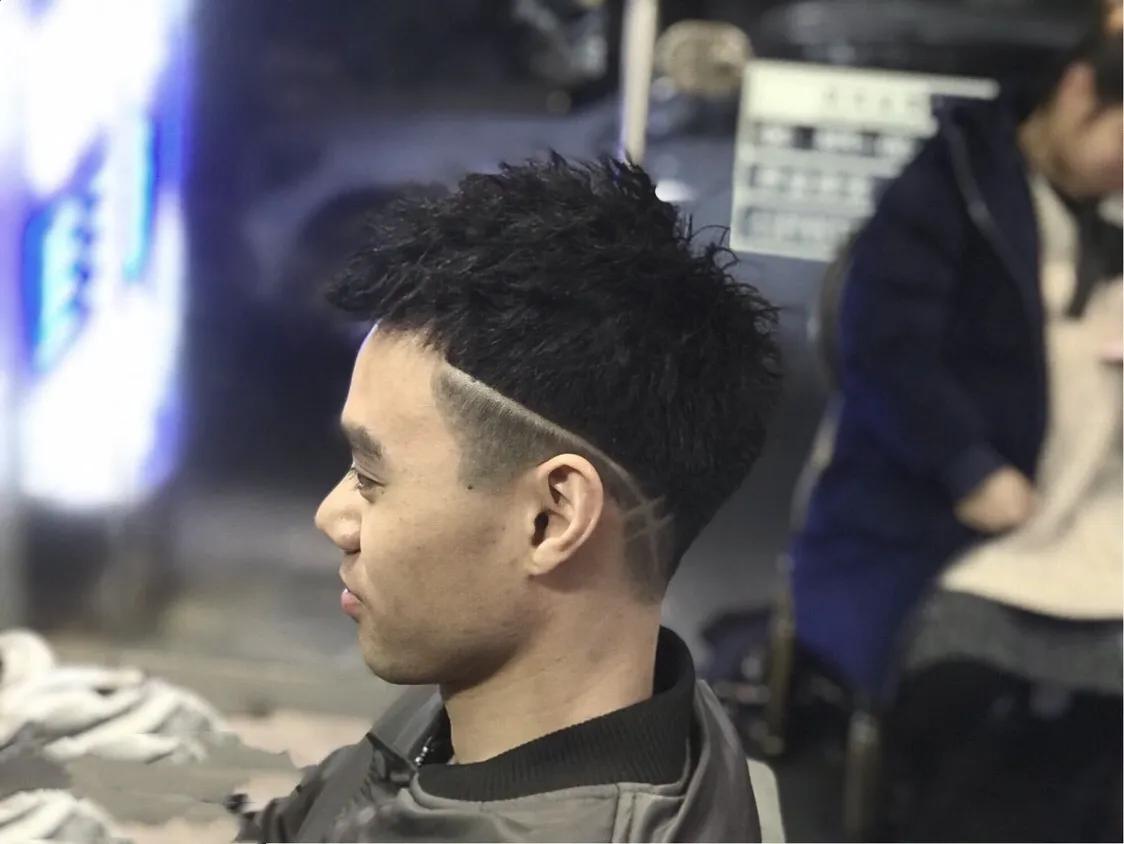 一张渣男锡纸烫的发型,类似渣男锡纸烫的发型