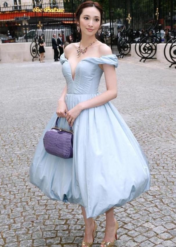 吴佩慈四年生了几个孩子,吴佩慈6年生4胎依然嫁不进