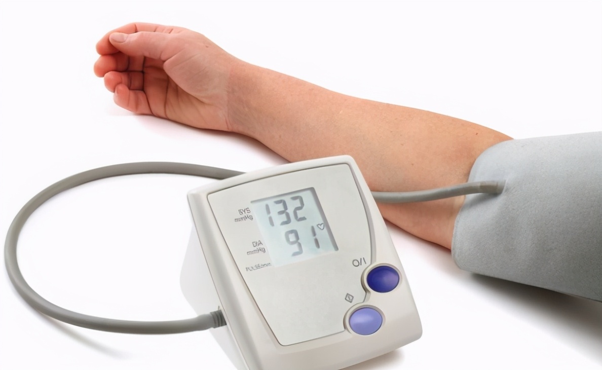 中年人血压140-100正常么,血压高适合慢跑还是快走