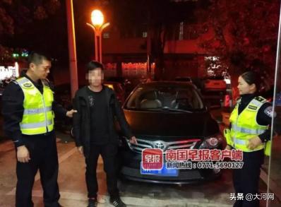 4岁男童开轿车,副驾驶坐着小女孩!家长理由让人无语