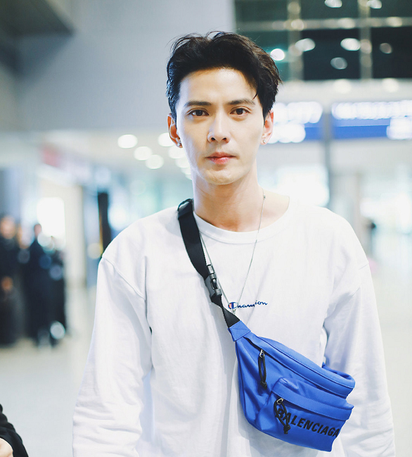 徐正溪拼接牛仔马甲,徐正溪穿搭图片