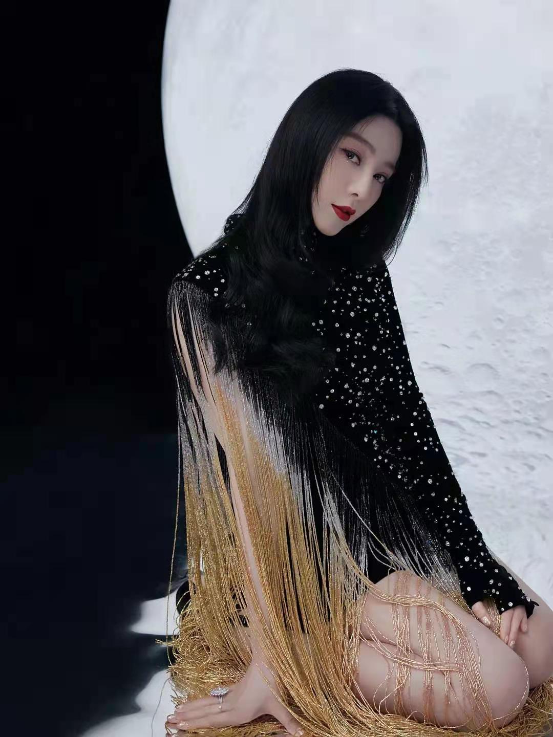 范冰冰与粉丝合影戒指抢镜,范冰冰参加友人聚会