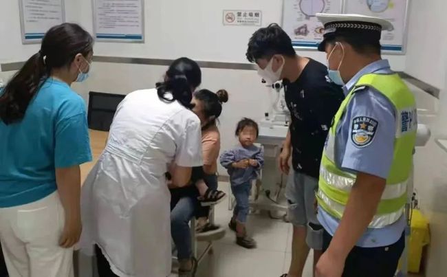 502胶水不小心搞到木板上,502胶水被粘住找消防队