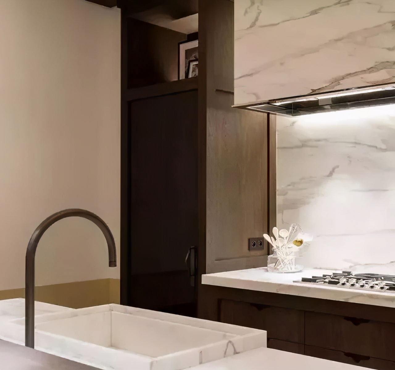 橱柜台面用大理石好还是石英石好,橱柜大理石台面宽度标准