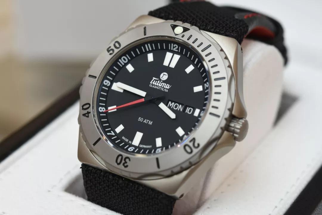 百年灵对比浪琴,百年灵超级海洋和浪琴祖鲁哪个好