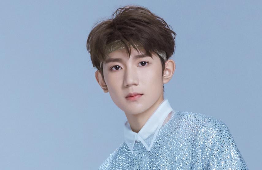 王源差点被台阶绊倒,王源一不小心绊倒自己系列