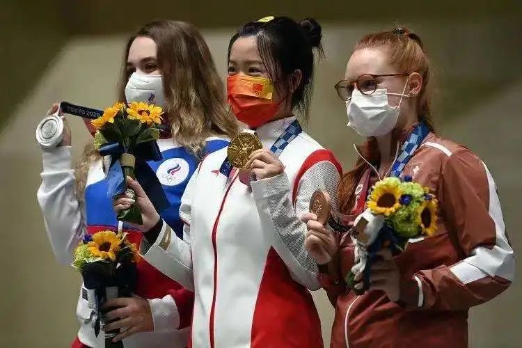 中国清华学霸杨倩勇夺奥运首金,00后杨倩夺奥运首金视频