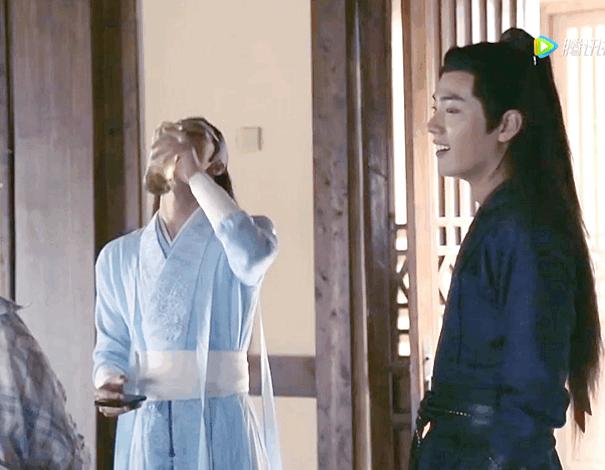 王一博肖战片场做人留一线,王一博肖战杀青图片