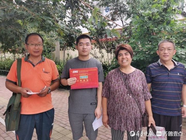 爸爸脑梗妈妈摆地摊,父亲脑梗女儿考上厦门大学