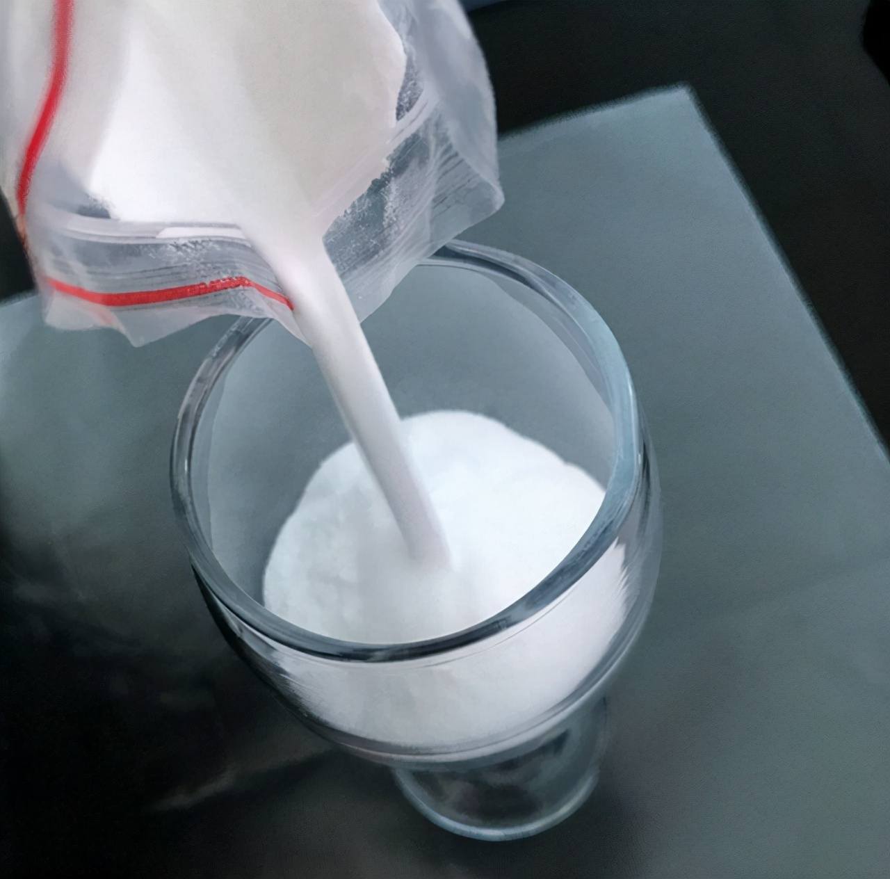 小苏打和食用碱的区别与危害,食用小苏打不小心放菜里了要紧吗