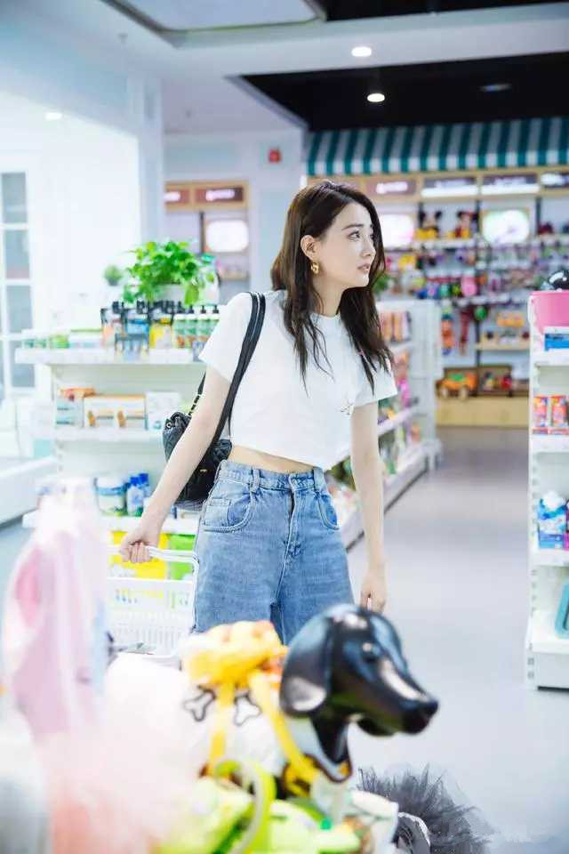 徐璐白色蕾丝上衣,徐璐机场穿搭黑色牛仔裤