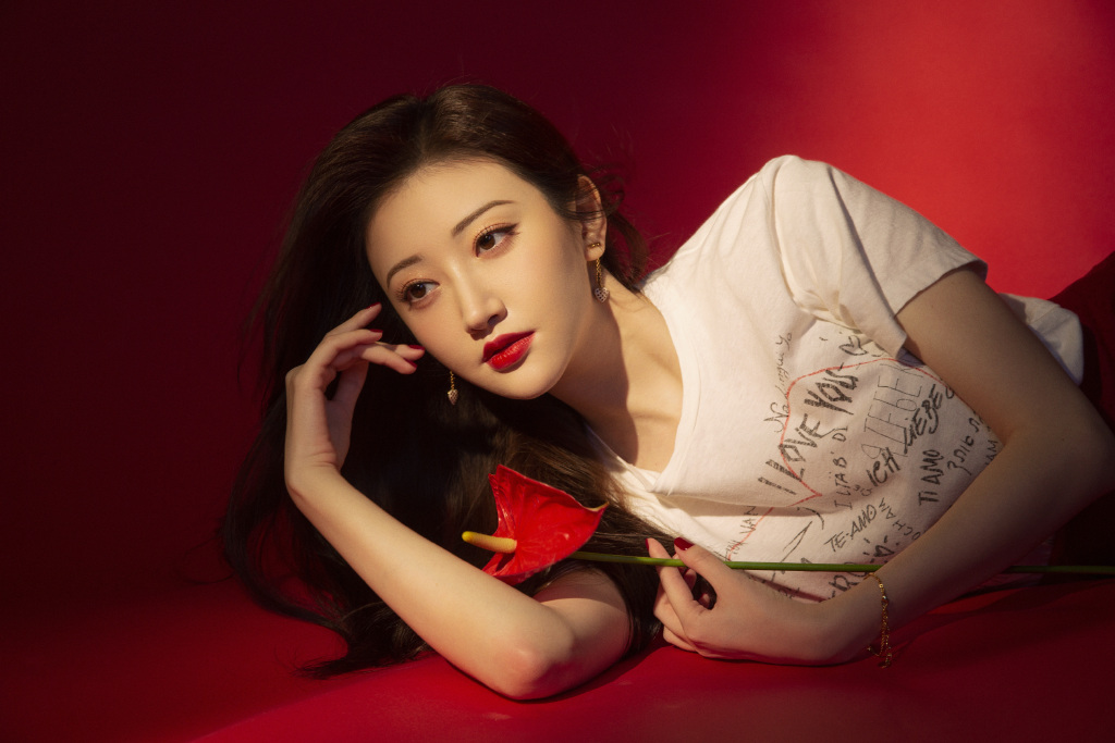 她直播自曝微整形，今穿T恤配大红色轻纱裙，衬得人肤白如雪