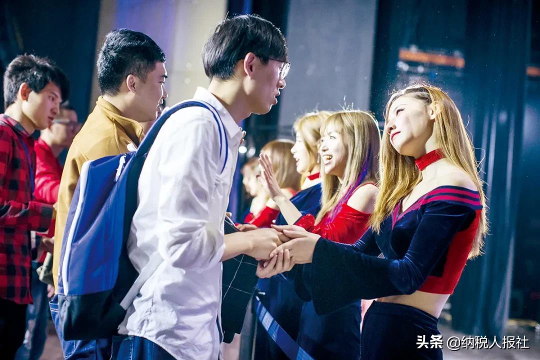 饭圈豆瓣“养号”的背后，是被绑架的娱乐业