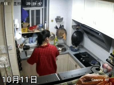 厨房油锅起火正确的处理方法是,油锅起火不用慌轻松应对厨房危机