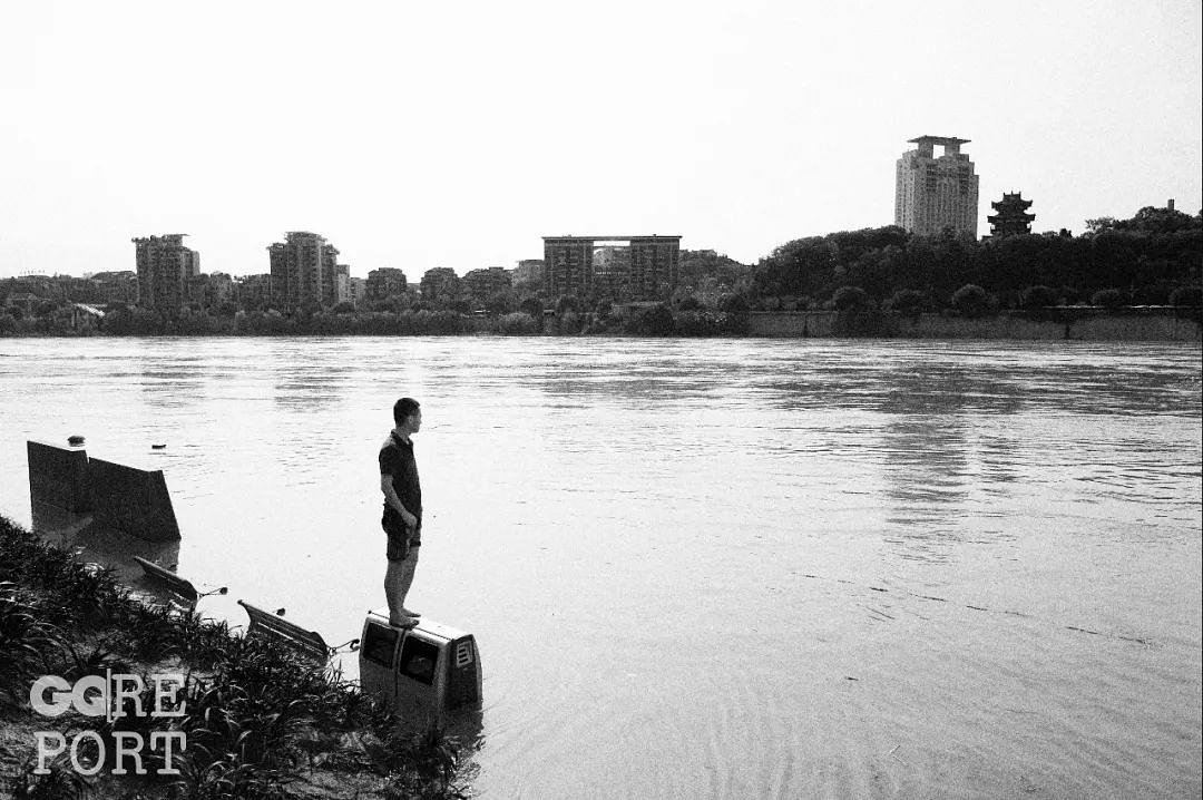 GQ报道|谎言与孤独：全国艾滋就业歧视重回岗位第一人，其实并没有回去上班……