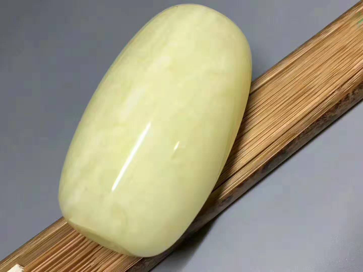 蜜蜡原石边角料怎么辨别真假,蜜蜡打紫光灯一定能鉴别真假吗