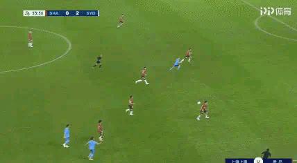 上海上港后卫傅欢放弃追球动图,各大解说看待傅欢放弃防守