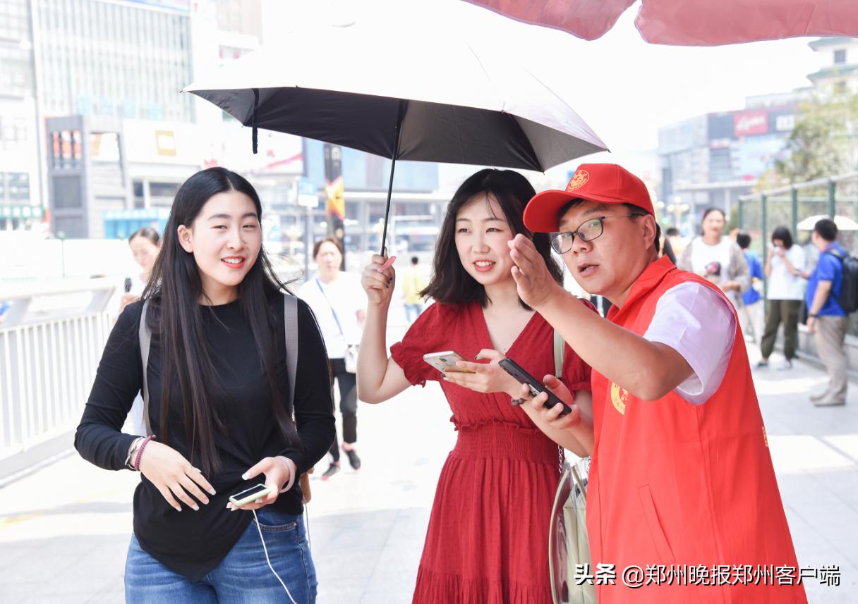 八方来客为“小红象”频频点赞志愿服务点亮郑州大街小巷