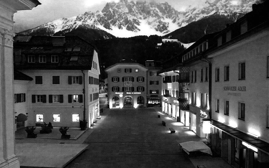 街头监控拍下天使救人,监控拍到国外街头的视频