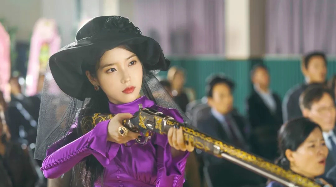 长着一张幼稚的脸，怎么驾驭“华丽感”？这两个细节告诉你真相