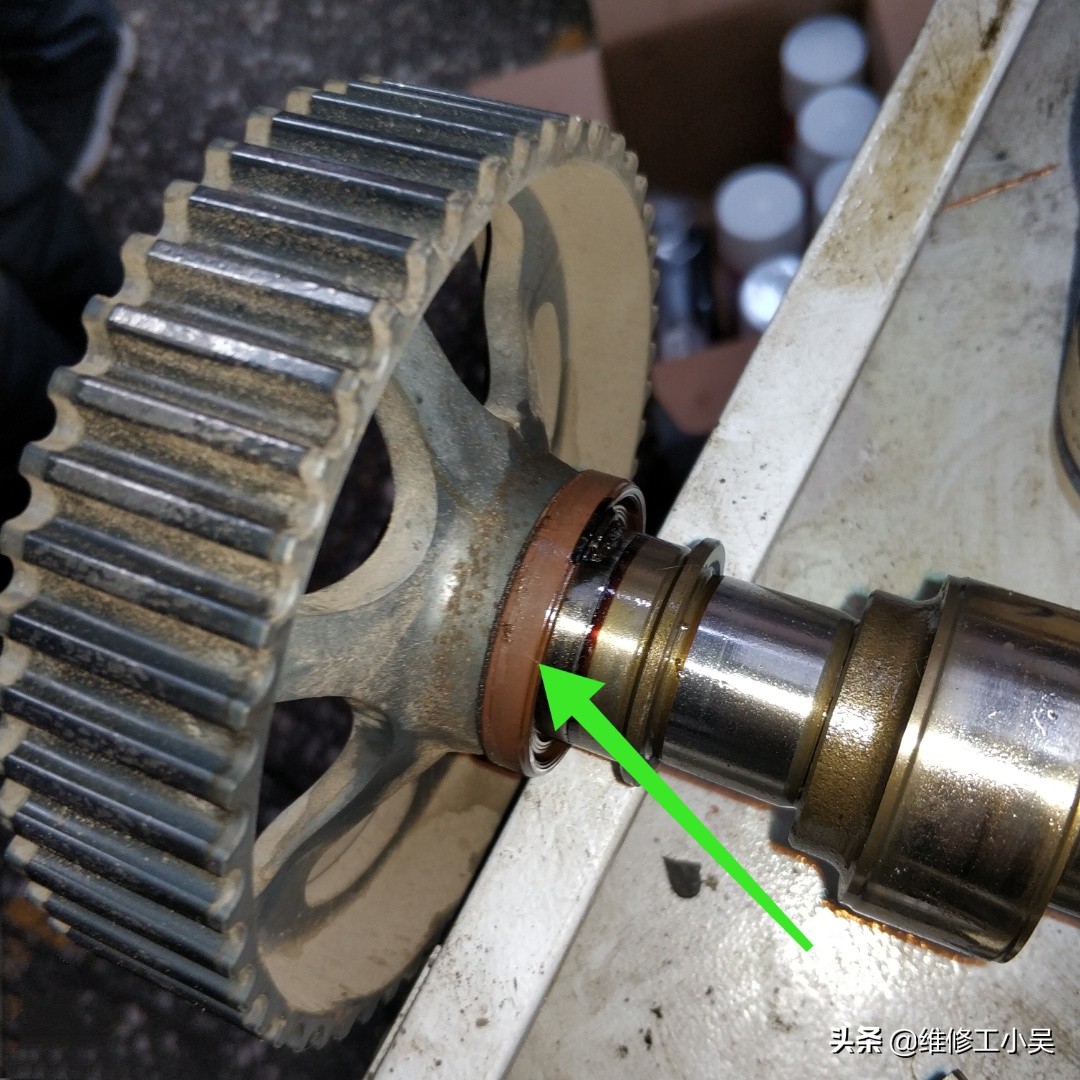 发动机漏油声音大什么原因,发动机噪音大了是不是该换油了