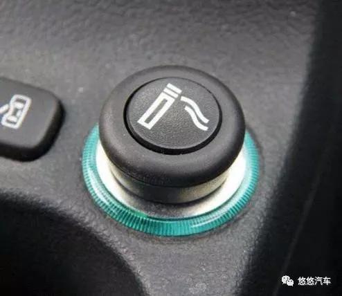 手刹下面有个孔是干嘛用的,汽车手刹旁边有凹槽