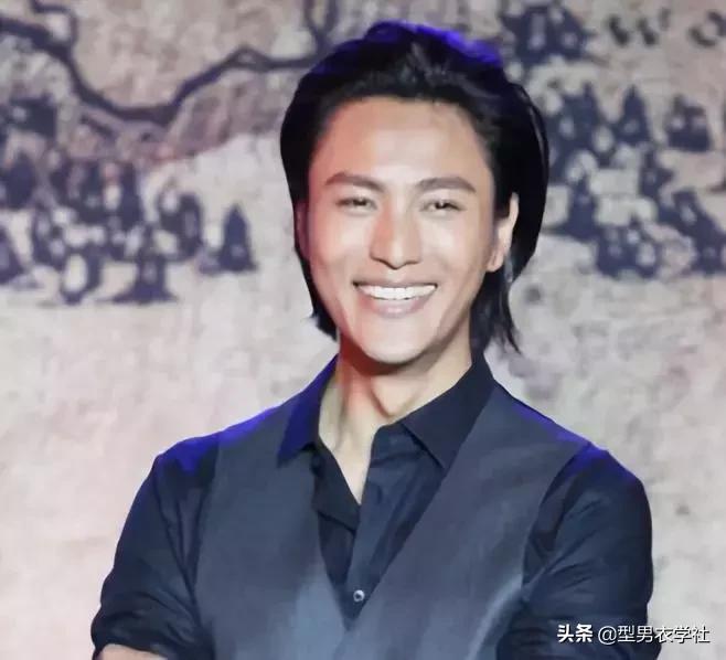 男生头发烫了之后什么发型合适,男生发型偏左还是右合适