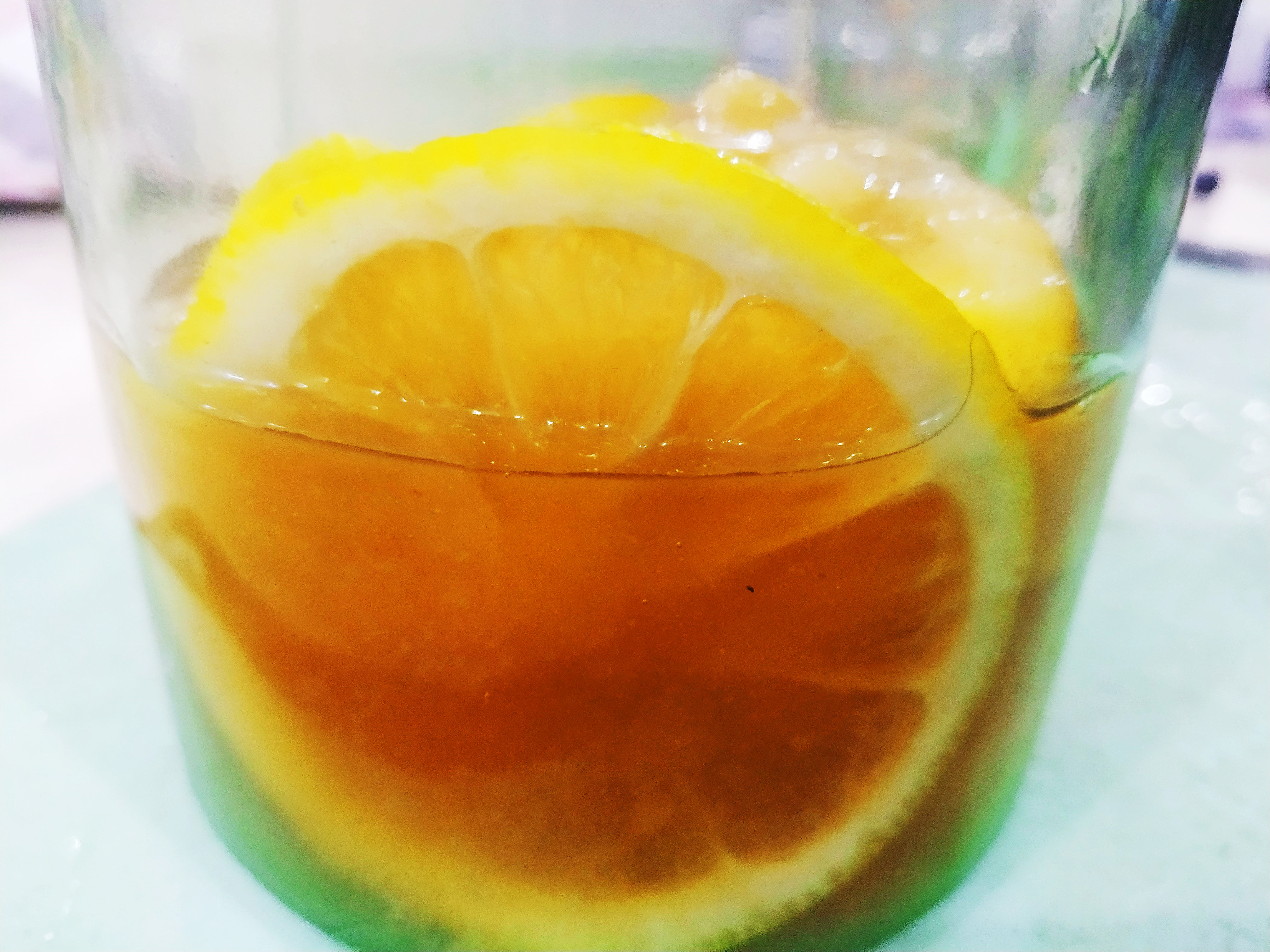 夏天喝冰镇蜂蜜柠檬水,热天喝的冰鲜柠檬水