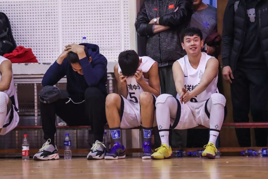 新·十六强齐亮相高中赛场惊现*力暴**隔扣丨18-19耐克高中联赛