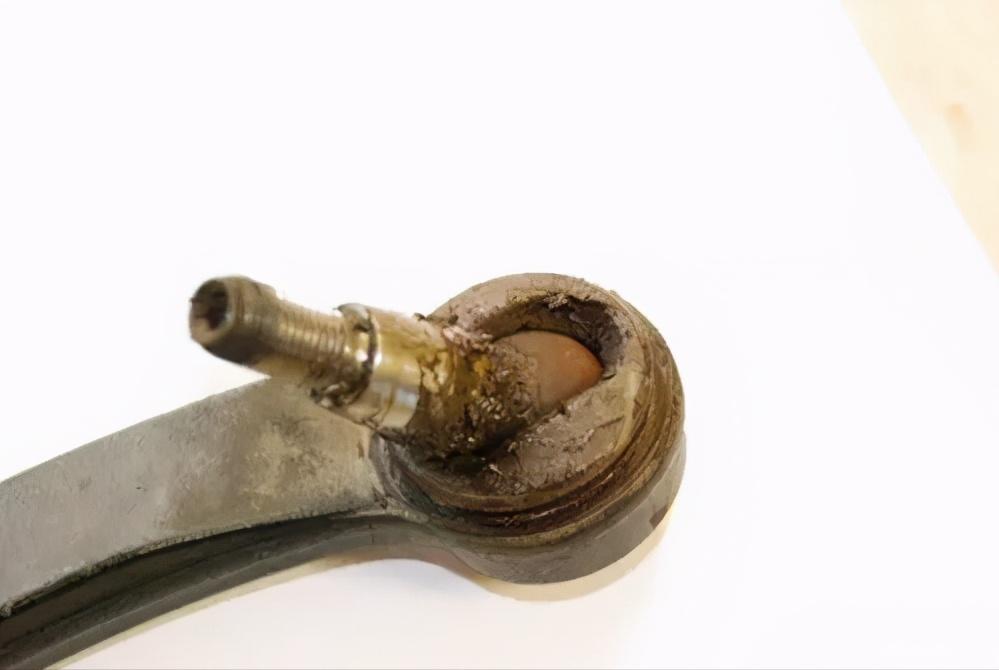 减震器压力轴承异响,减震器为什么会咚咚咚响声