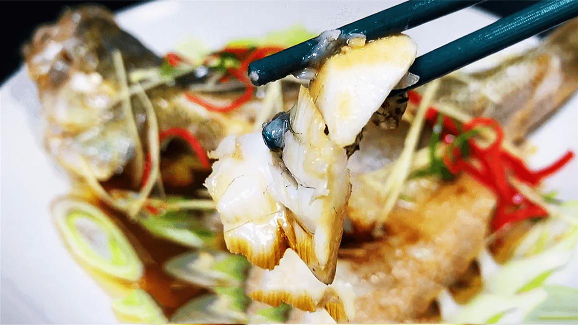 清蒸鲈鱼怎么做好吃又不腥气窍门,原来清蒸鲈鱼其中还有这么多秘诀