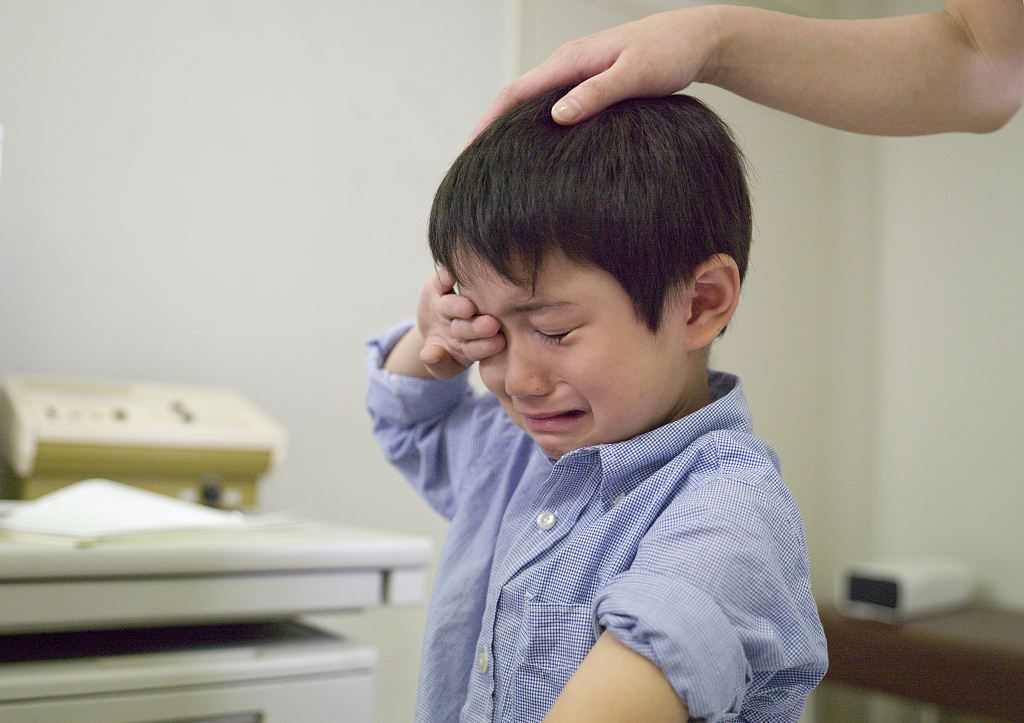 小孩一害怕就出汗怎么回事,儿童一紧张手就出汗是什么原因