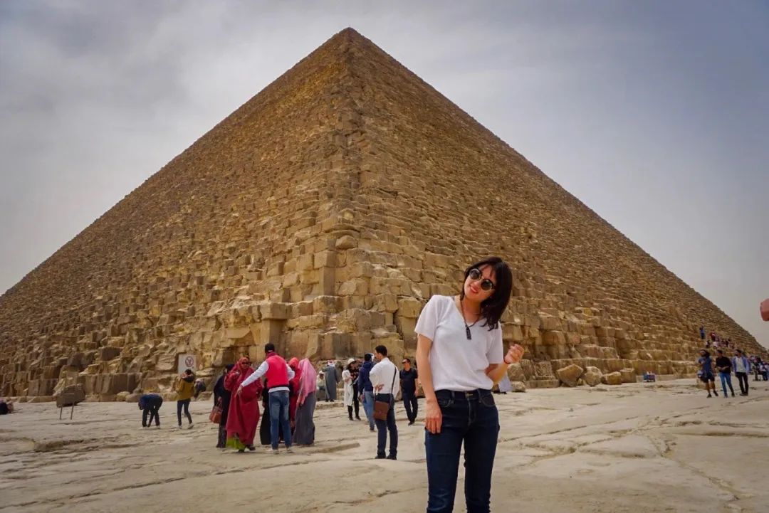 她花4年旅行全球，然后在古城街头摆摊卖故事