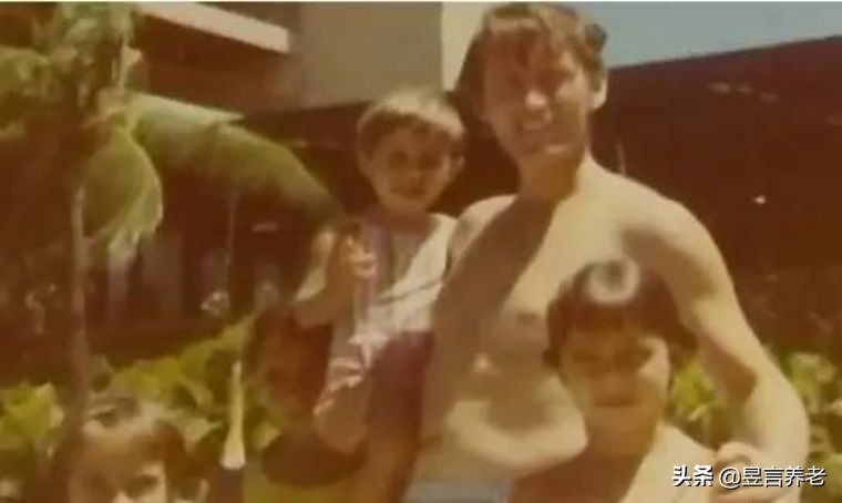 戴15元手表，租一居室，秘密捐出560亿，这位老人活出上帝的模样