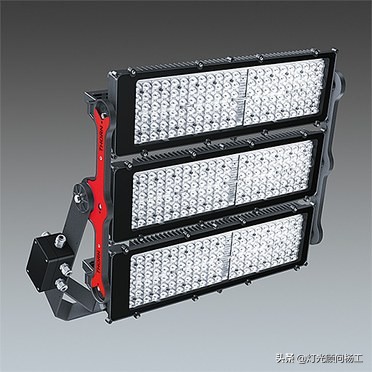 标准的足球场灯光是怎么布置的,欧冠决赛球场是怎么定的