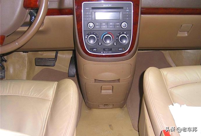 别克gl8es陆尊2022款尊享型,2022款别克gl8es陆尊豪华版