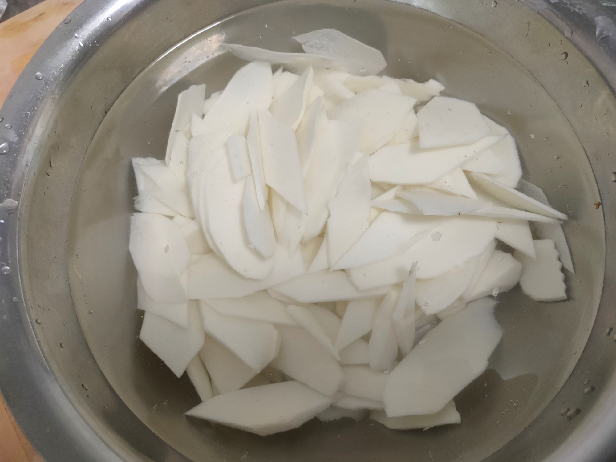 炒山药木耳的时候山药需要焯水吗,炒山药和生山药的功能区别是什么