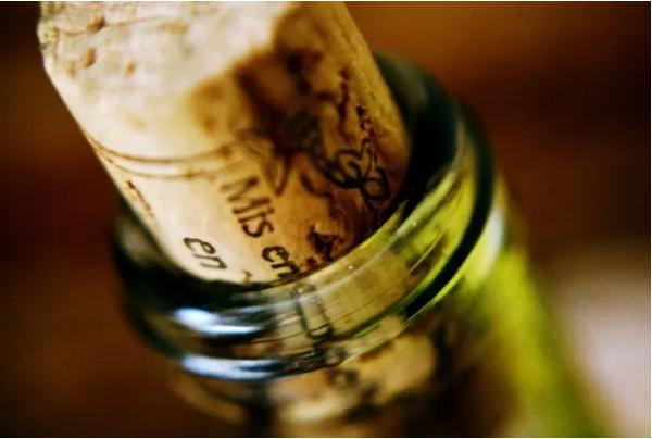 葡萄酒瓶塞漏了,葡萄酒漏了