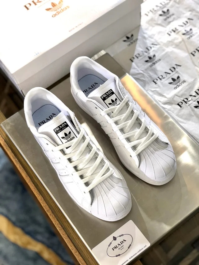 普拉达三叶草联名,阿迪达斯三叶草贝壳头真的值799吗