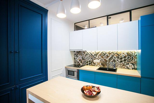 整体厨房是定制好还是现场加工好,厨房灶台是定制好还是自己打好