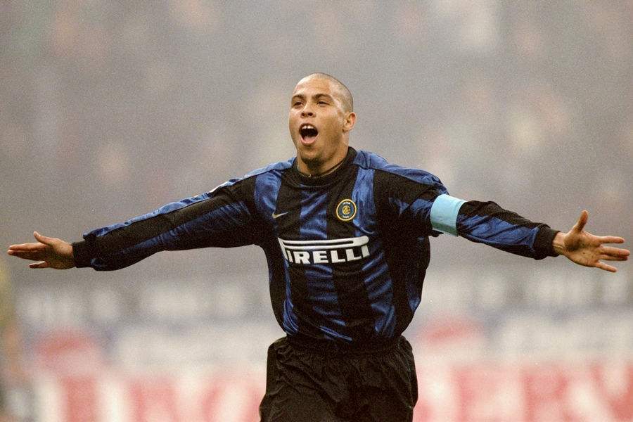 他是中国球迷的足球初恋,他是绿茵场上的天外来客,他是罗纳尔多