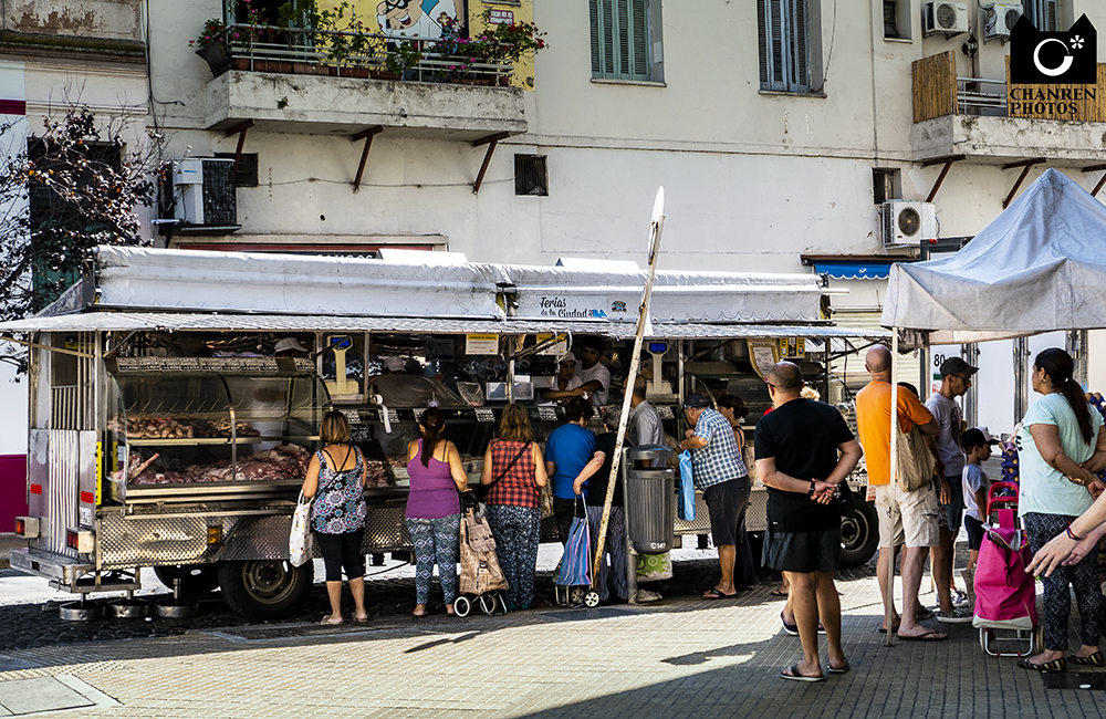 一个贩卖艺术和足球的彩色街区