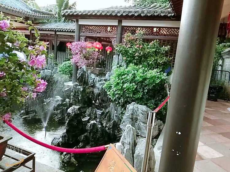 一池荷叶碧两岸荔枝红的意思,一湾湖水绿两岸荔枝红